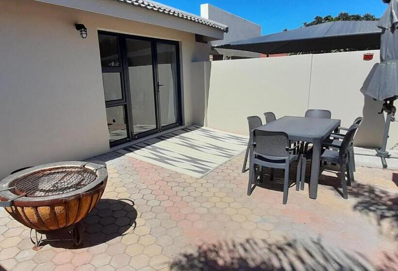 דירת משפחה, 22 On Port Natal Hartenbos