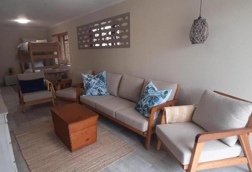 דירת משפחה, 22 On Port Natal Hartenbos