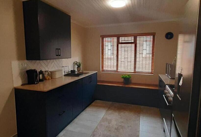 דירת משפחה, 22 On Port Natal Hartenbos