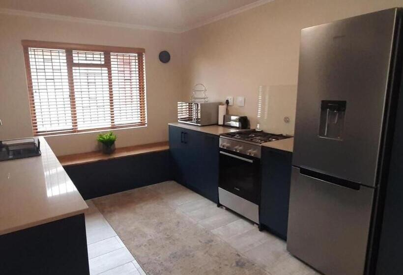 דירת משפחה, 22 On Port Natal Hartenbos