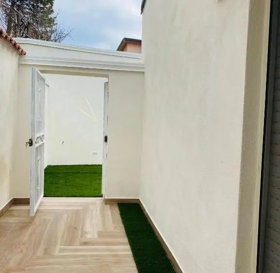Standard Neljän Hengen Huone Puutarhanäkymä, Elegance Paema