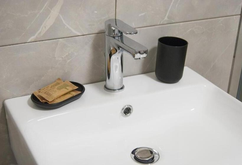 اتاق لوکس سه تخته, Le Sere