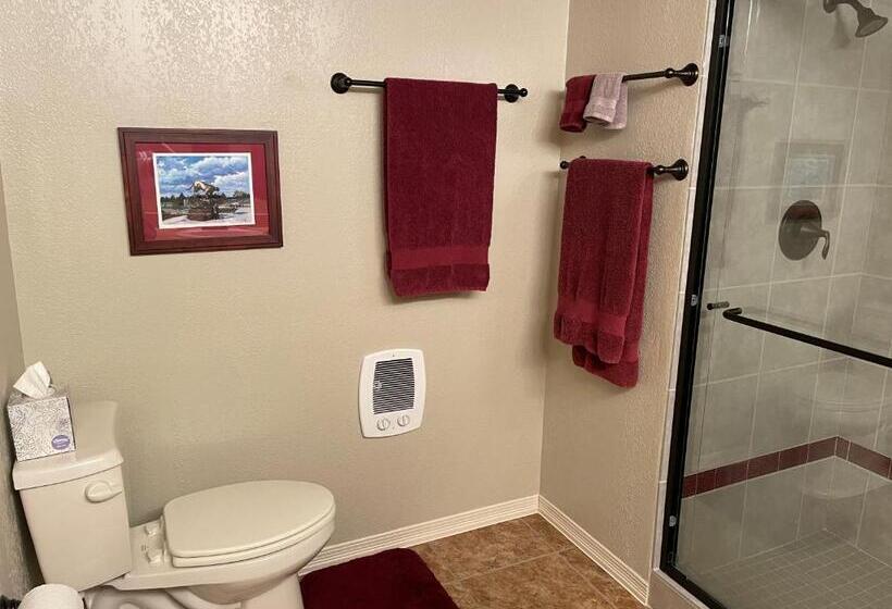 جناح عائلي, The Lair At Crimson House