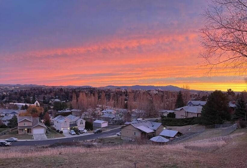 جناح عائلي, The Lair At Crimson House