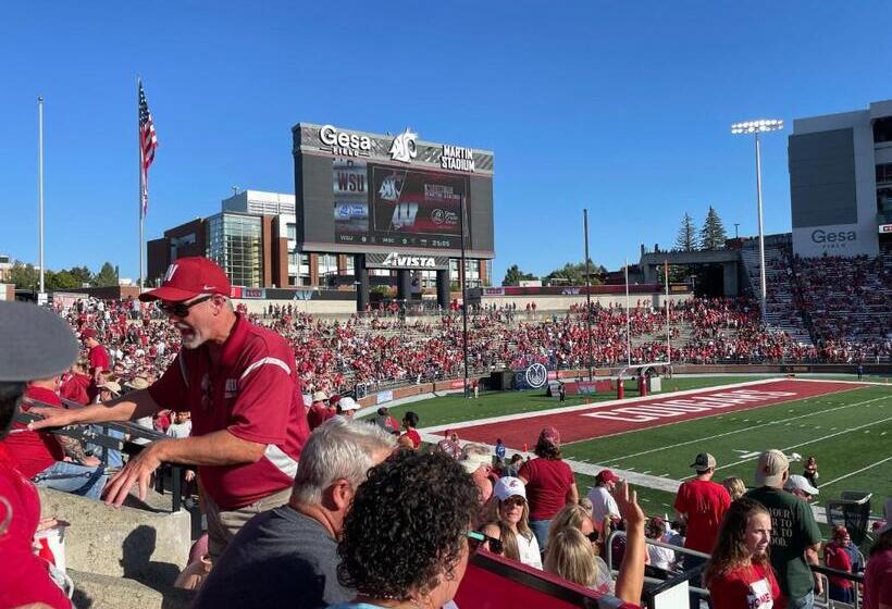 جناح عائلي, The Lair At Crimson House