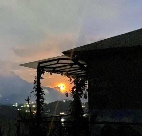 חדר דלוקס, Suitegold Rocksglampings