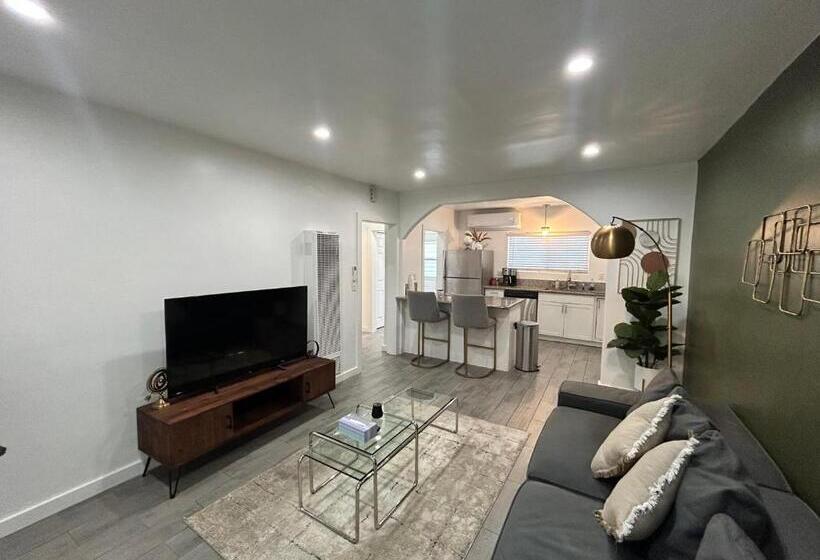 Апартаменты 1 Спальня Вид на Сад, Luxury Mid City Home With Firepit