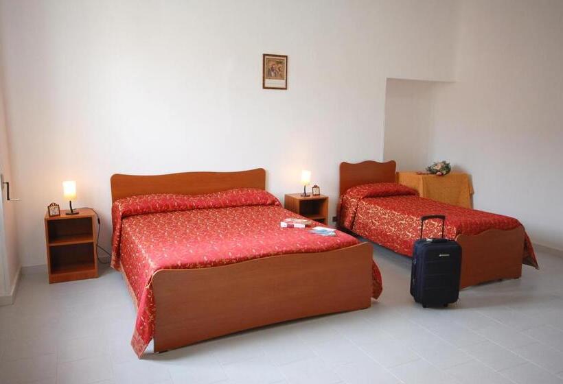 חדר סטנדרט לשלושה, Albergo Del Santuario