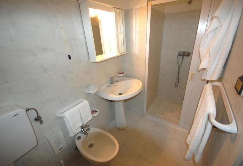 חדר סטנדרט לשלושה, Albergo Del Santuario