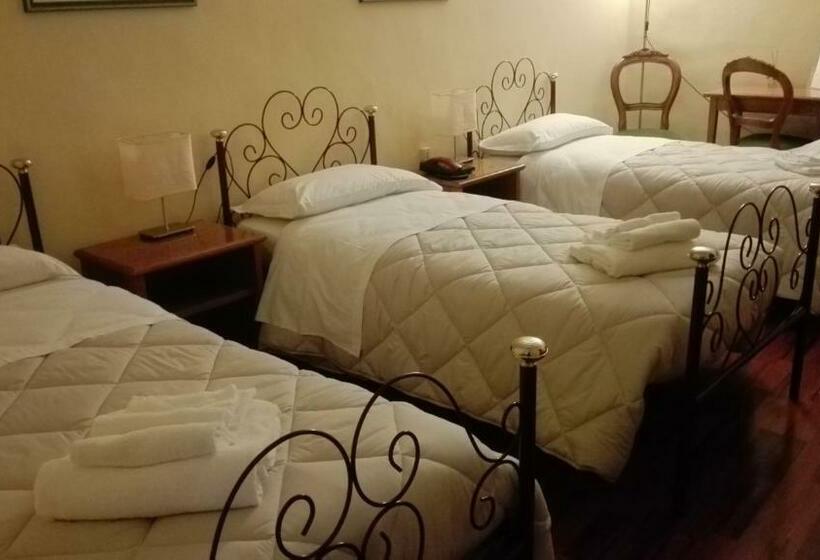 חדר קלאסי לשלושה, Camerlengo