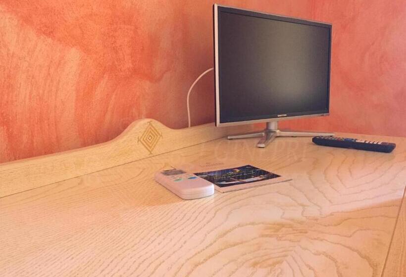 غرفة قياسية مطلّة علي حمام السباحة, I Ginepri