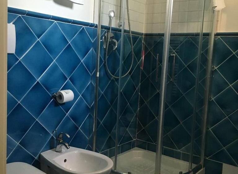 标准三人间, La Conchiglia