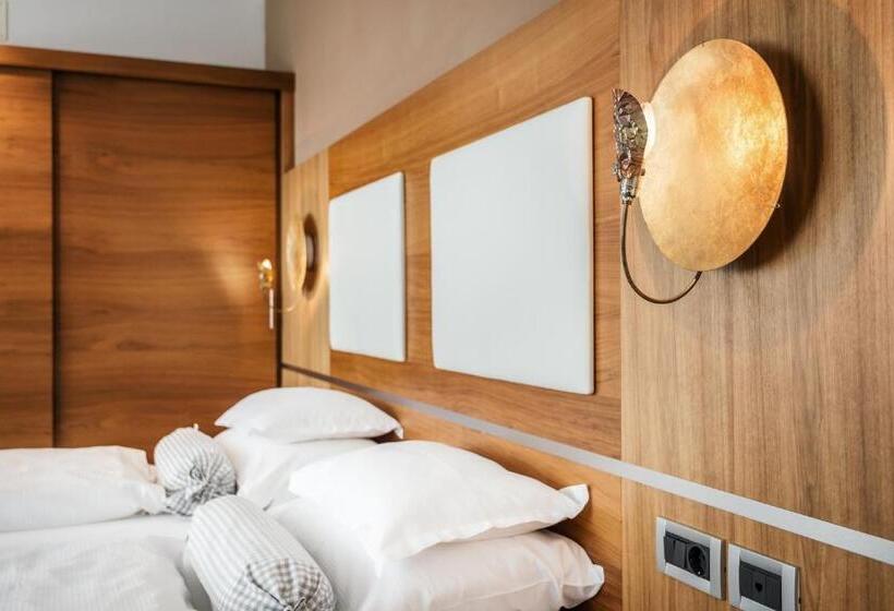 סוויטת ג'וניור, La Majun