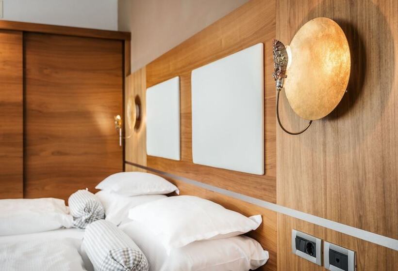 סוויטת ג'וניור, La Majun