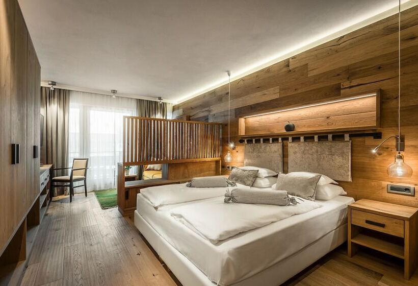 סוויטת ג'וניור, La Majun