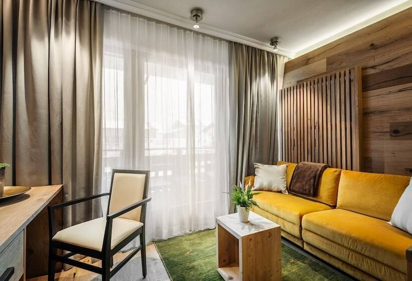 סוויטת ג'וניור, La Majun