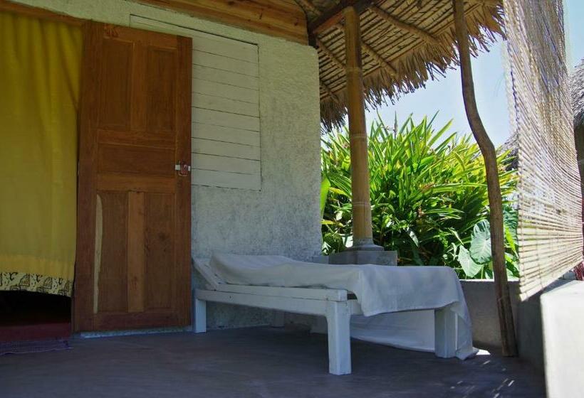 بانگلوی سوپریور, Le Lagon