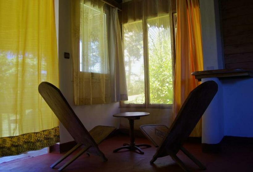 بانگلوی سوپریور, Le Lagon