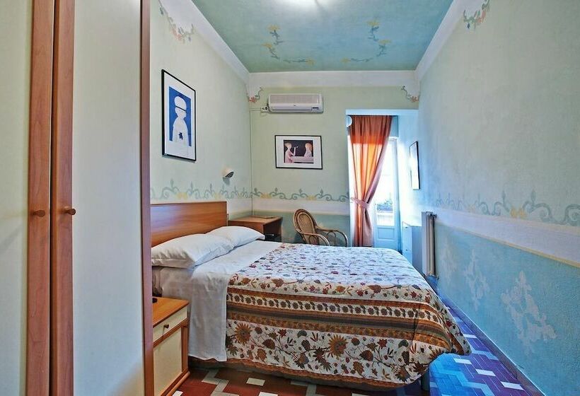 标准单人间, Luciana