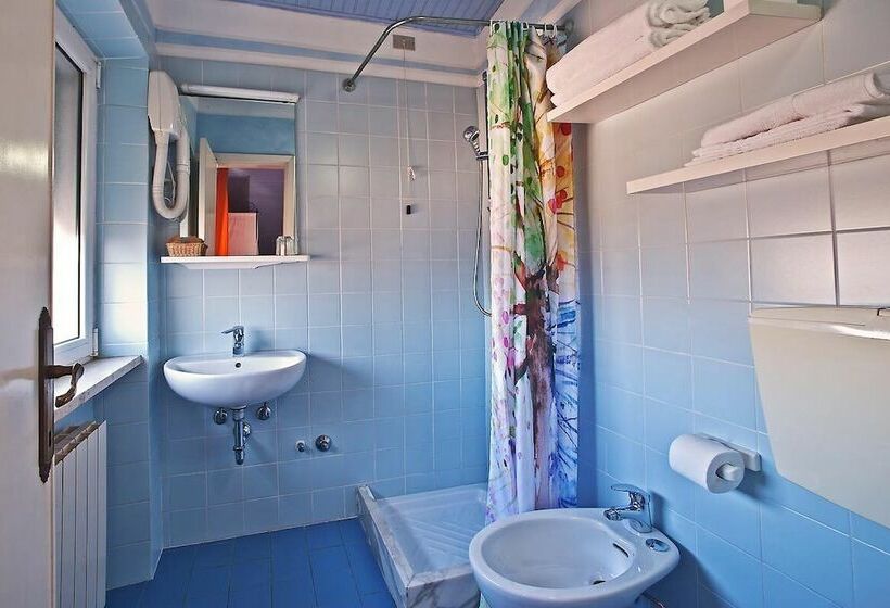 标准单人间, Luciana