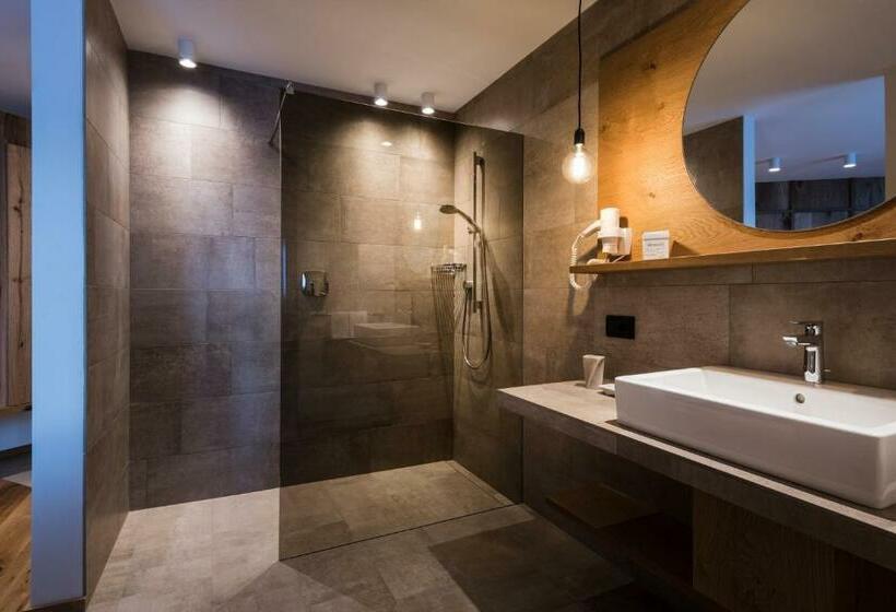 山景套房, Pradat