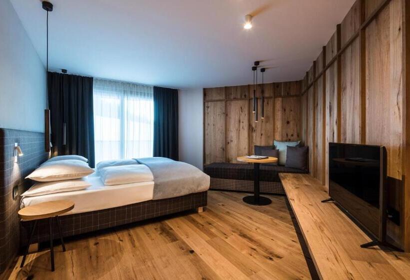 山景套房, Pradat