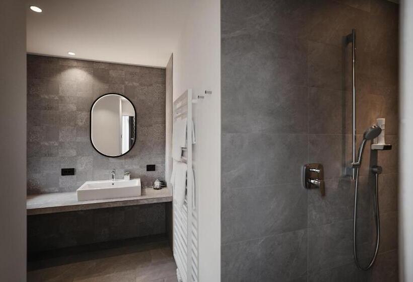 带阳台套房, Pradat