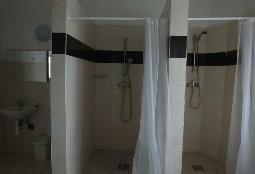 标准三人间共用浴室, Turistická Ubytovňa Shb ,štrbské Pleso   Vysoké Tatry