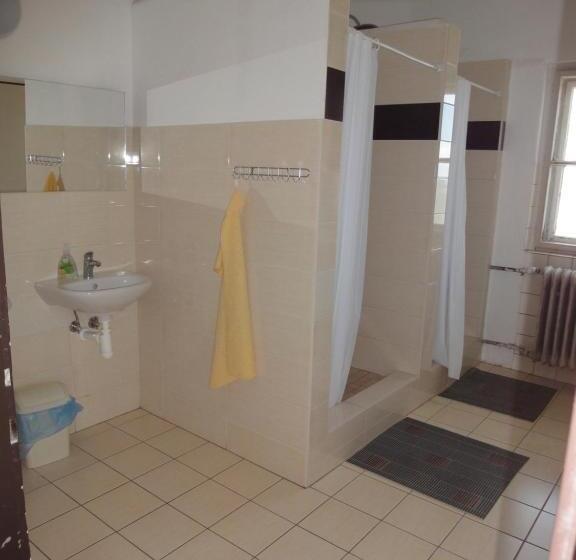 标准四人间共用浴室, Turistická Ubytovňa Shb ,štrbské Pleso   Vysoké Tatry