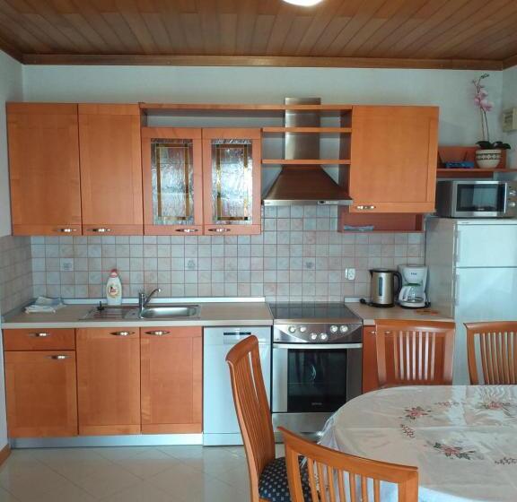 Студио Стандарт Вид на Сад, Apartments & Rooms Karmen