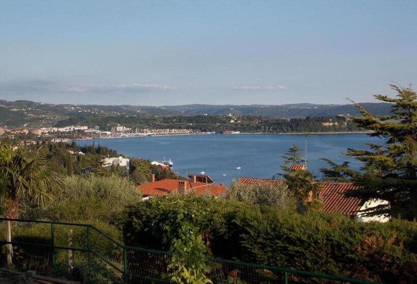 Triple Room Sea View, Apartments & Rooms Karmen