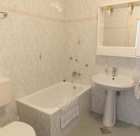 Triple Room Sea View, Apartments & Rooms Karmen