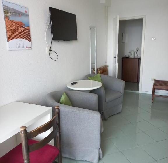 Triple Room Sea View, Apartments & Rooms Karmen