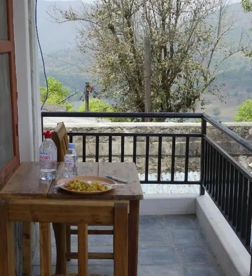 اتاق لوکس با بالکن, Dinesh House