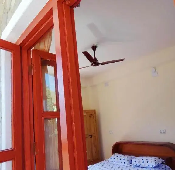 اتاق لوکس با بالکن, Dinesh House