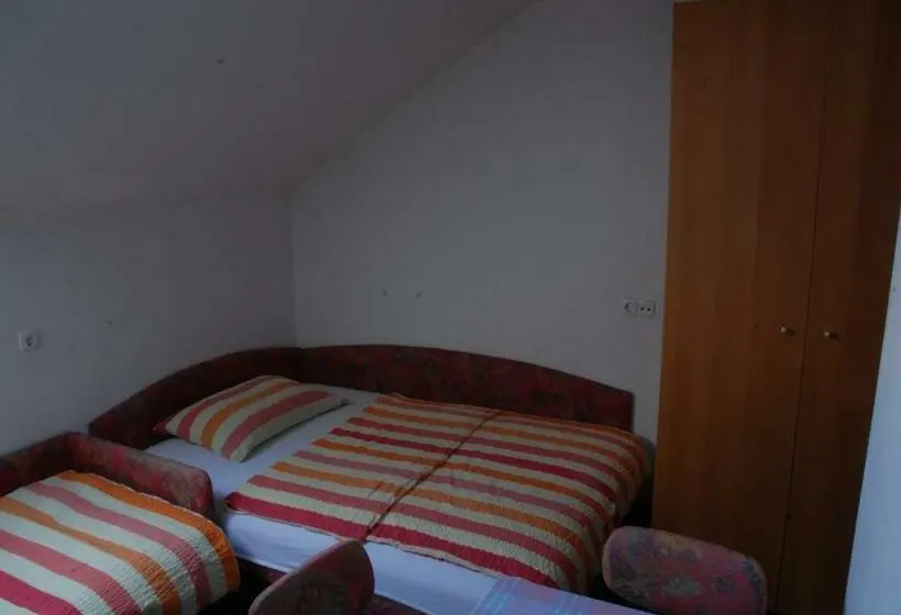 اتاق خانوادگی, Guest Accomodation škerlak