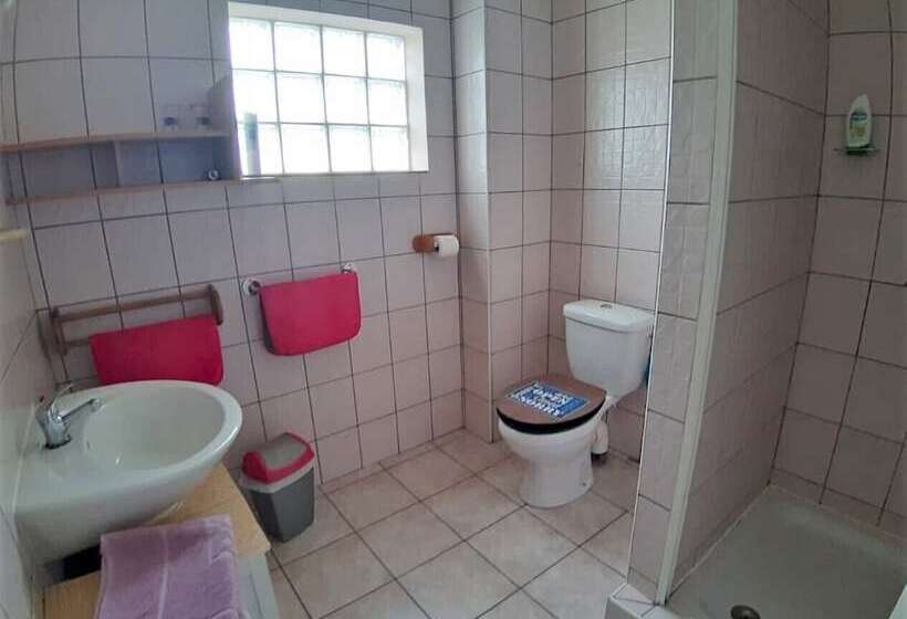 اتاق خانوادگی با چشمانداز دریا, L Auberge Du Pave