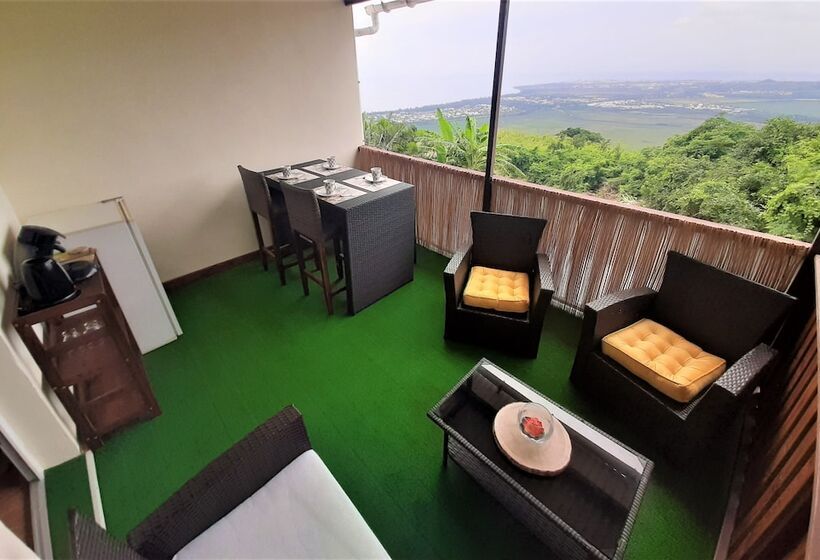 اتاق خانوادگی با چشمانداز دریا, L Auberge Du Pave