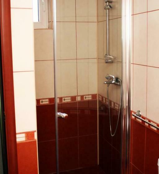 اتاق استاندارد با سرویس بهداشتی مشترک, Goldy Hostel