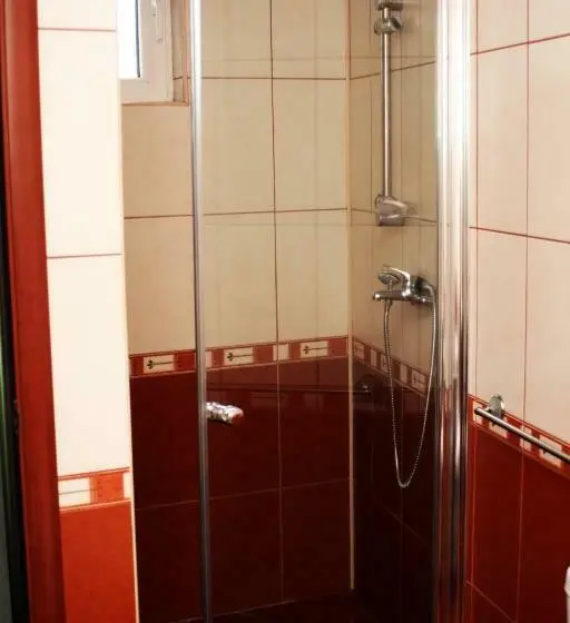 اتاق استاندارد با سرویس بهداشتی مشترک, Goldy Hostel