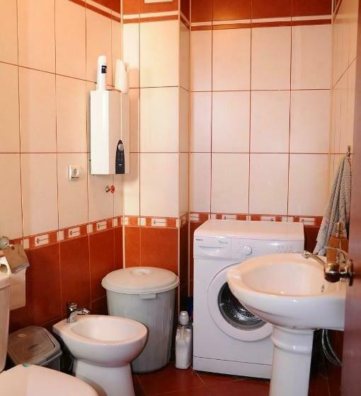 اتاق استاندارد با سرویس بهداشتی مشترک, Goldy Hostel