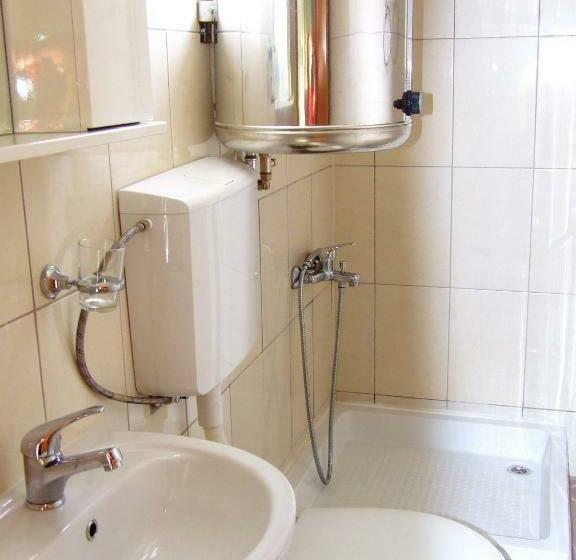 اتاق استاندارد با سرویس بهداشتی مشترک, Hostel Domestika