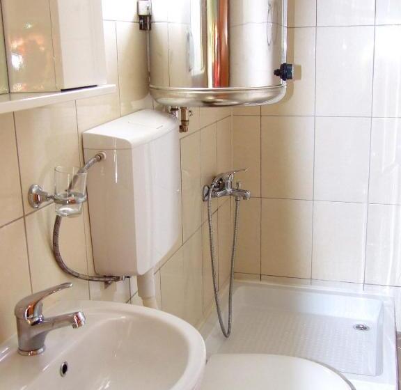 اتاق استاندارد سه تخته با سرویس بهداشتی مشترک, Hostel Domestika