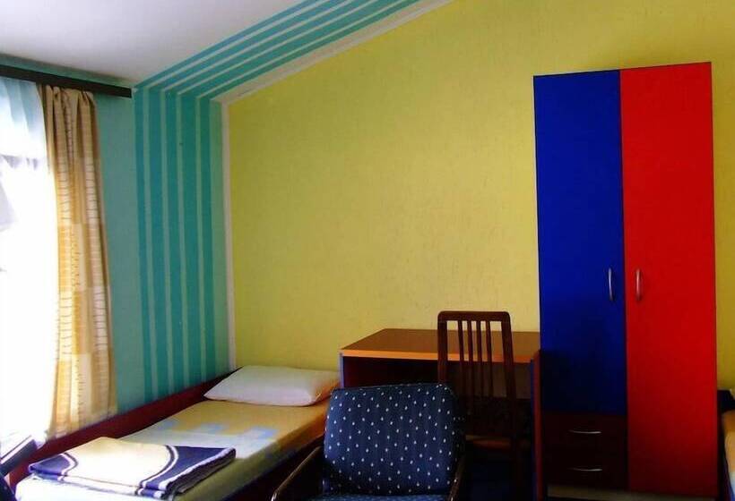 اتاق استاندارد سه نفره, Hostel Domestika