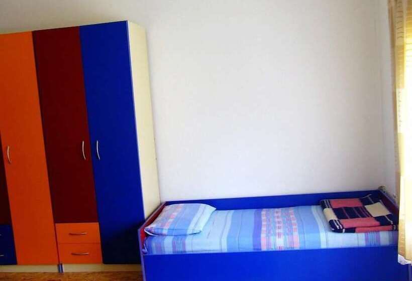 اتاق استاندارد سه نفره, Hostel Domestika