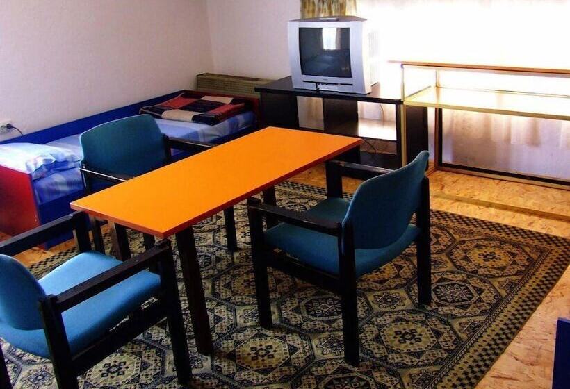 اتاق استاندارد سه تخته با سرویس بهداشتی مشترک, Hostel Domestika
