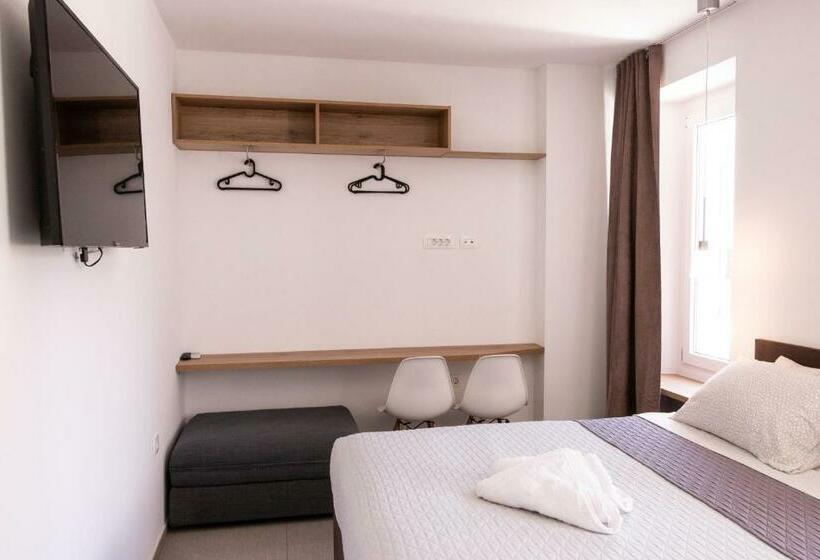 اتاق استاندارد سه نفره, Hostel Museum