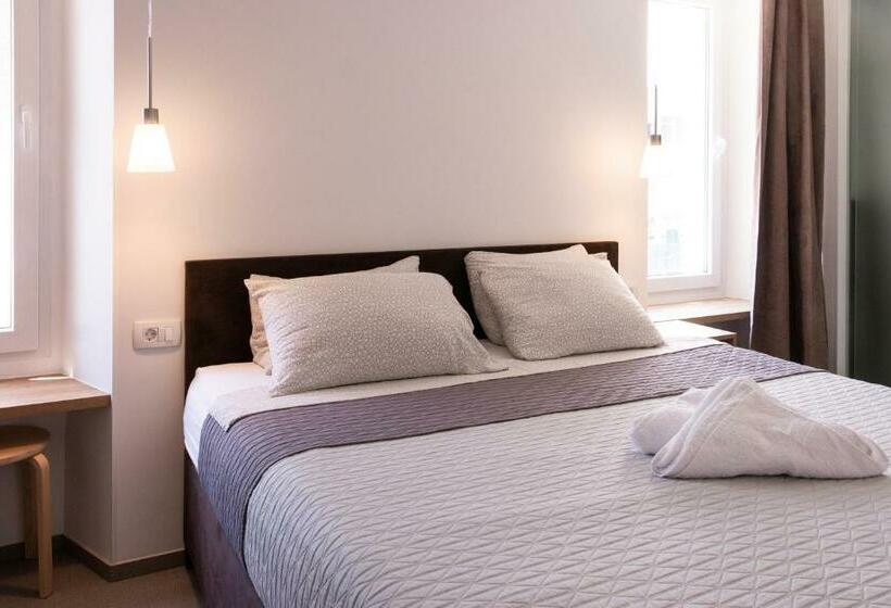 اتاق استاندارد سه نفره, Hostel Museum