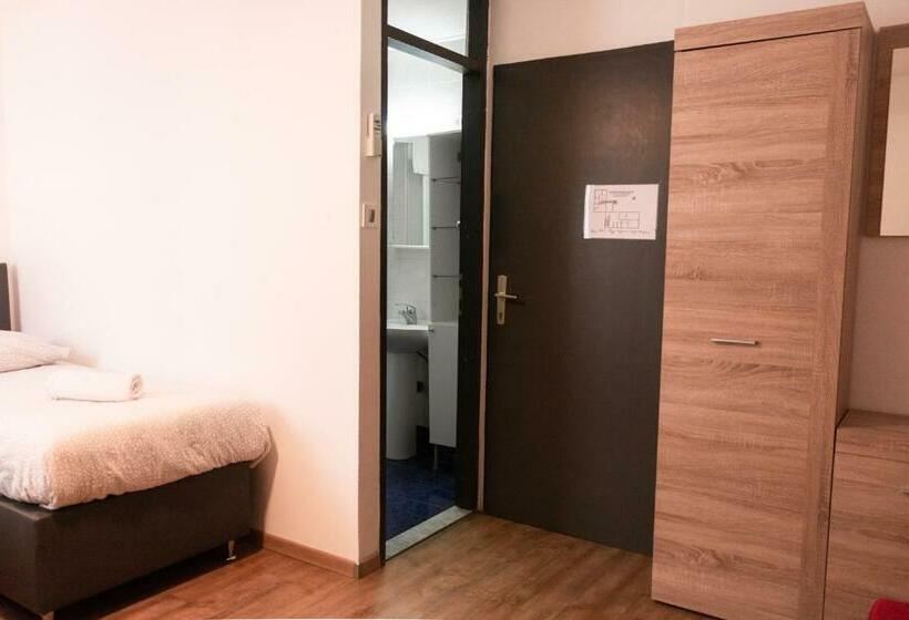 اتاق استاندارد سه نفره, Hostel Museum