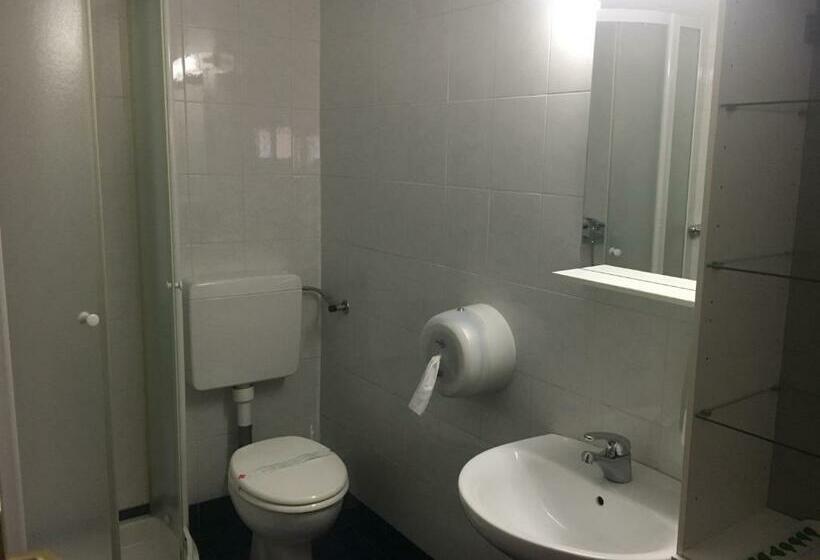 اتاق استاندارد سه نفره, Hostel Museum